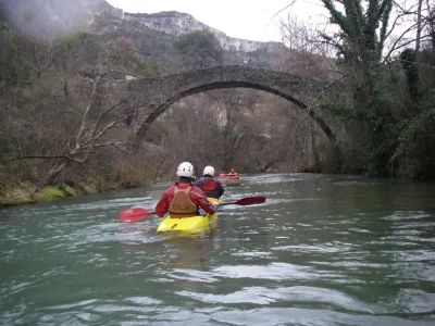 Ce pont annonce l'entrée dans Navacelles et la Cascade de la Vis (X).